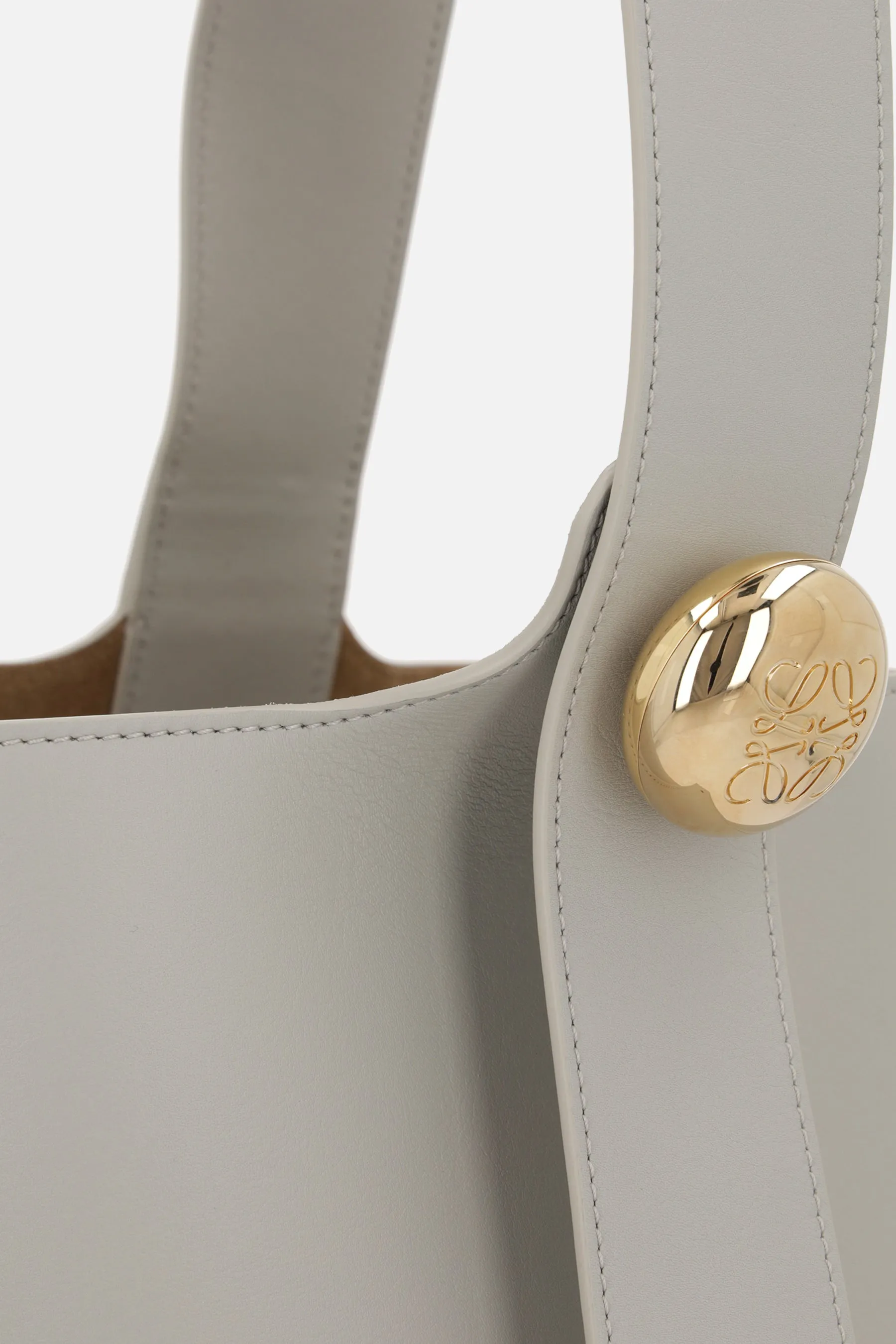 Pebble medium bucket bag in smooth leather